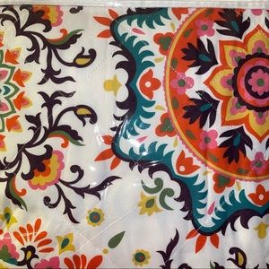 3PC Queen quilt set. Includes quilt and two quilted shams.